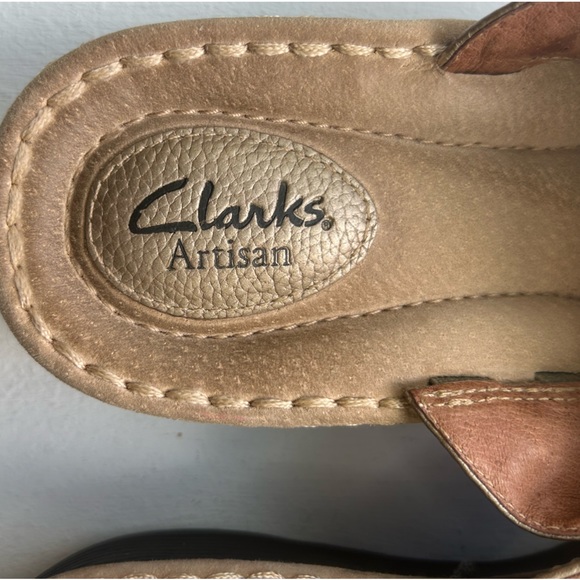 Clarks Artisan floral leather tan & bronze thong flip flop sandals size 10 - Picture 3 of 8